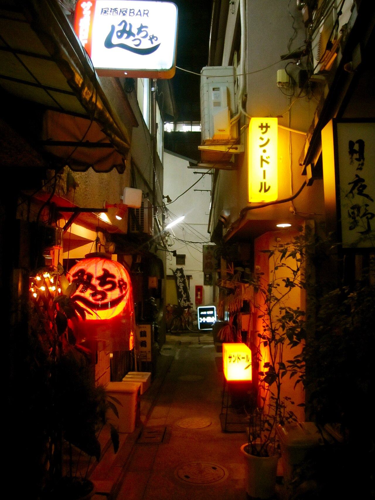Calle de Kagurazaka en Tokio de noche, con faroles